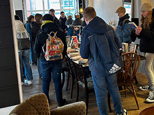 Stade liest e.V. und Rotary Club Stade ließen Schülerinnen und Schüler rund um den Fischmarkt in Bücher eintauchen